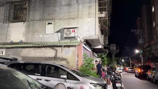 新北市蘆洲驚傳命案！2日下午，蘆洲區三民路上一處巷弄公寓內，涂姓父子被發現陳屍家中，震驚社區。（圖／簡銘柱翻攝）