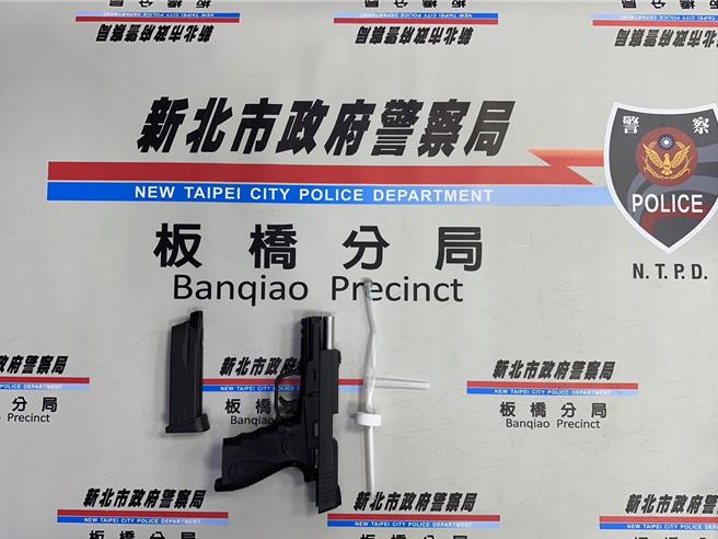 警方查扣空氣鋼珠手槍1把。（警方提供）