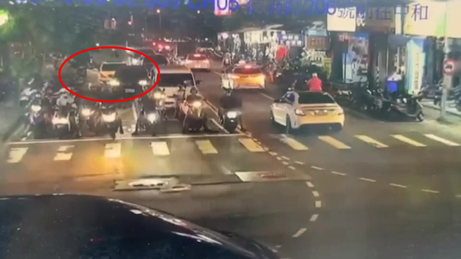 江姓男子藉故上車拿證件，突然發動車輛倒車再向前疾駛，撞倒4台警用機車及擦撞3輛自小客車，企圖逃逸。（翻攝畫面）