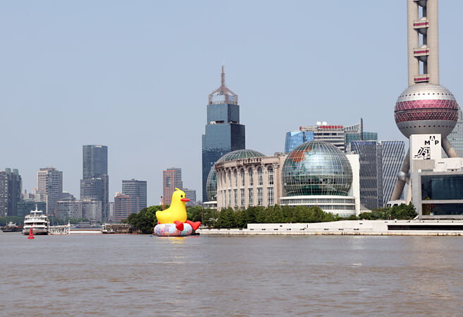 數據顯示，今年上半年，上海證交所上市公司合計營收與淨利潤和去年同期基本持平。圖／新華社