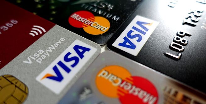今年暑假國人刷卡不手軟，公股銀初估，暑假刷卡金額年成長率都達兩位數以上。圖／本報資料照片