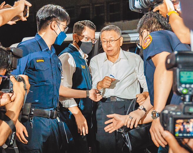 检廉侦办京华城案，追查民眾党主席、前台北市长柯文哲（中）涉案程度，图为柯文哲被移送台北地检署复讯。（郭吉铨摄）