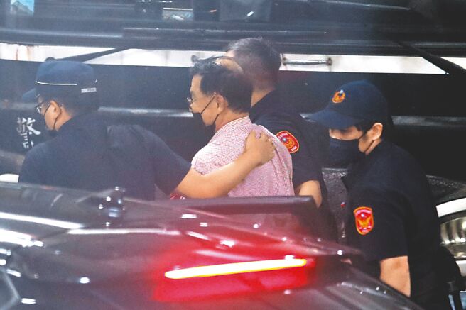 前台北市副市长彭振声（穿浅色上衣者）1日在候审室身体不适送医，傍晚在法警戒护下回到法院。（黄世麒摄）