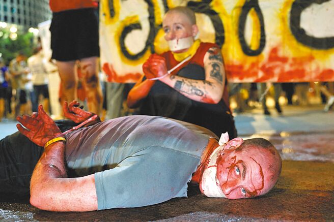 以色列群眾8月31日在特拉维夫参加反对总理尼坦雅胡政府的示威活动，吁释放迦萨人质。（路透）