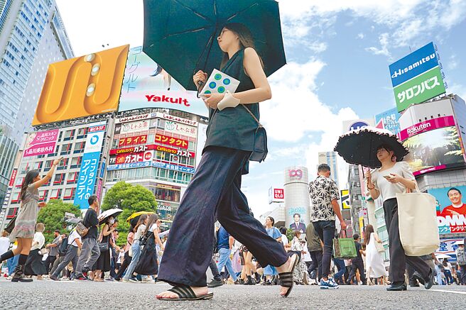 拚留才，日本拟推「周休3日」。图为涩谷街头。（美联社）
