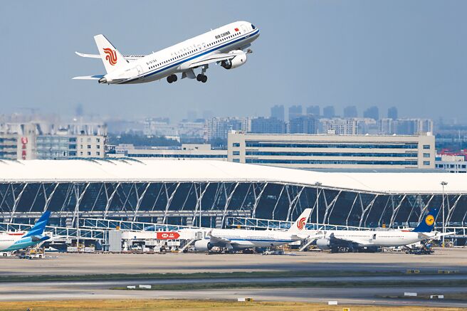 中國國航、東方、南方等大陸三大國有航空公司，今年上半年皆出現虧損。圖為8月29日一架C919大型客機，從上海浦東國際機場起飛。（中新社）