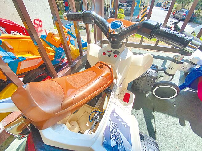 彰化縣員林市惠來里鐵路高架下南方橋長廊兒童遊憩區，滿地民眾「好心」分享的老舊、破損玩具，部分外殼破裂及電路外露的玩具暗藏危險。（孫英哲攝）