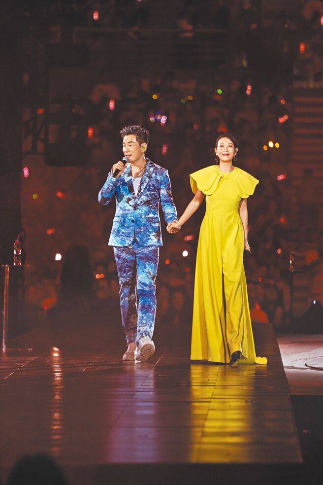 劉若英（右）瀋陽演唱會，請來任賢齊當嘉賓。（相信音樂提供）