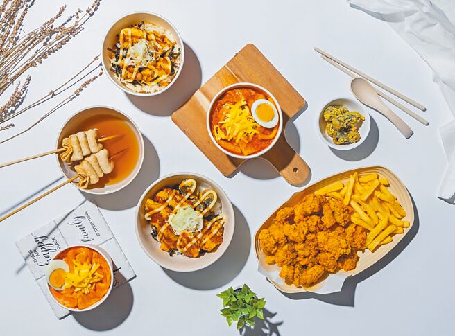 「兩餐EXPRESS」南台灣首店即起進駐Global Mall新左營車站店，主打韓國炒年糕等菜色。（Global Mall提供）