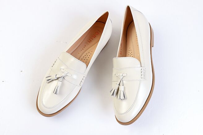 大葉高島屋的ORIN「經典流蘇真皮樂福平底鞋」，原價3980元、特價2480元。（大葉高島屋提供）