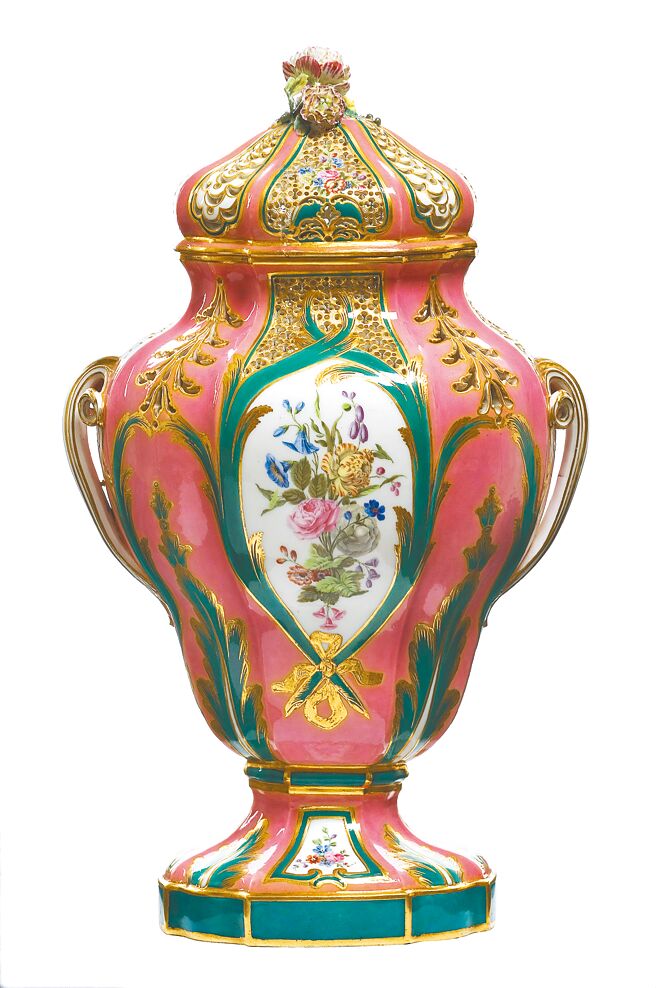 法國裝飾藝術博物館珍藏的〈百花香花瓶〉，將來台在台北故宮《大美不言》特展中展出。（Van Cleef & Arpels提供）