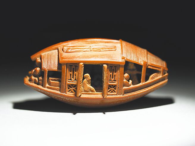 梵克雅寶攜手台北故宮、巴黎裝飾藝術博物館舉辦《大美不言》特展，展出故宮珍藏的清乾隆年間陳祖章〈雕橄欖核舟〉。（Van Cleef & Arpels提供）