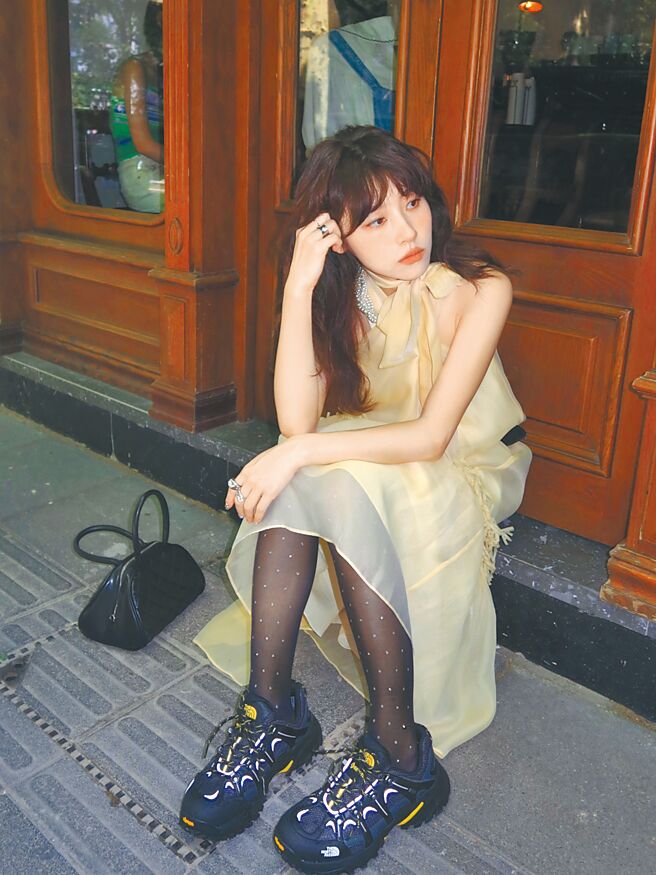 刺蝟鞋不管搭長裙或短褲，都很有造型感。（The North Face提供）