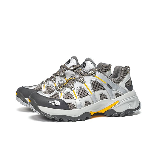 男女款黃色Gore-Tex防水抓地耐磨徒步鞋，售價6880元。（The North Face提供）
