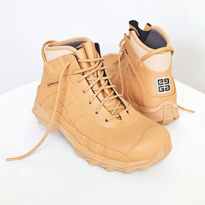 Givenchy聯手Bogs打造的防水雨靴。（Givenchy提供）