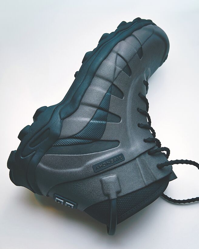 雙方聯名的作品呈現了Givenchy的設計美學與Bogs的優秀工藝。（Givnechy提供）