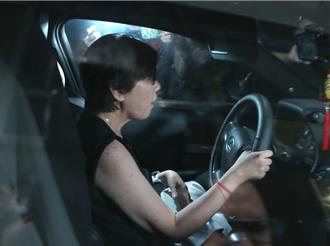 黃珊珊載柯夫妻回家  簡舒培：被告、證人、關係人共處一室