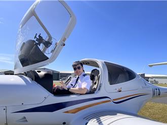 和外籍女學生應答如流 警察替代役背景超威
