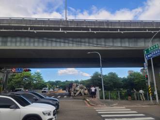 板橋混凝土車左轉重心不穩　車體側翻險掉落排水溝