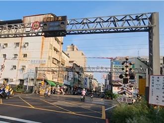 誇張！休旅車不顧警示燈號闖平交道  逆向超車險撞遮斷桿