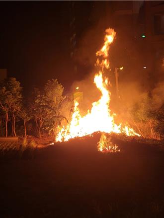 同地點「一年3起」疑遭縱火　深夜五結鄉農地起火濃煙竄天