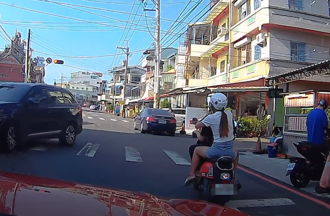 妹子貼心替男友「扣安全帽」 曬恩愛！遭檢舉慘收2罰單