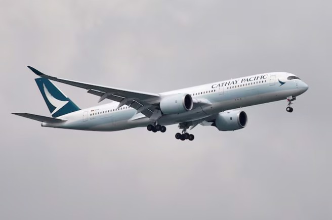 国泰航空A350客机。空中巴士的A350是长程双引擎广体客机，亦是目前全球航程最远的双引擎民航飞机。(图/路透社)