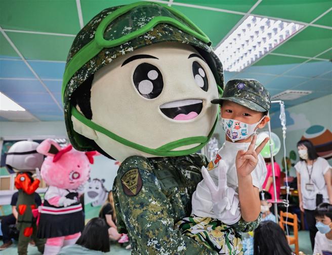 三軍偶頭娃娃驚喜現身，帶給孩童意外驚喜。（記者謝承宏攝）