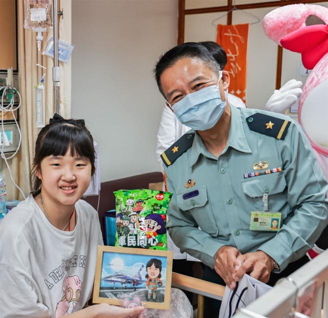  活動中，特別為病童量身繪製三軍Q版人物畫，鼓勵他們勇於面對挑戰、克服病魔。（記者謝承宏攝）