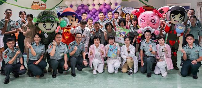  國防部「93愛93」公益活動，現場安排精采表演，展現國軍愛民精神。（記者謝承宏攝）