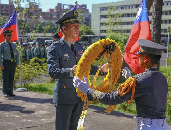  政戰學院院長謝少將主持113年軍人節獻花儀式，過程莊嚴隆重。（記者簡廷哲攝）