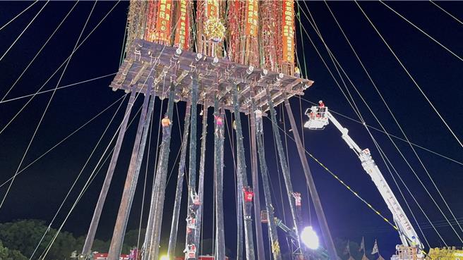 宜兰县头城抢孤活动于昨日晚上11时登场，孤棚冠军由松欣营造有限公司队拿下，攻旗手李东益虽是第3位翻棚，却逆转胜花了22分26秒率先锯下约13层楼高的顺风旗。（吴佩蓉摄）