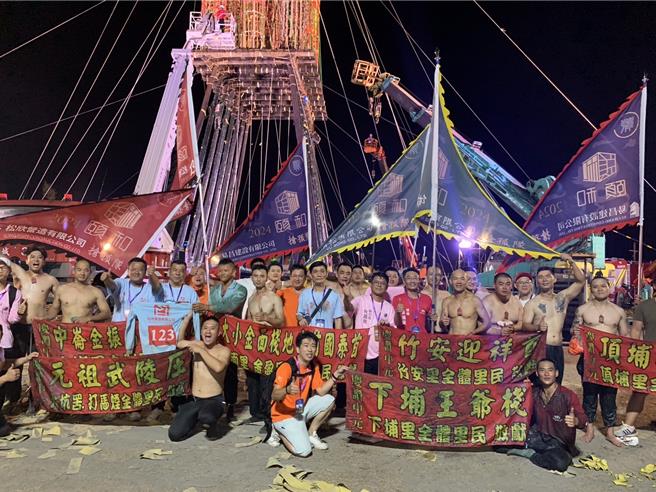 宜兰县头城抢孤活动于昨日晚上11时登场，孤棚冠军由松欣营造有限公司队拿下，攻旗手李东益虽是第3位翻棚，却逆转胜花了22分26秒率先锯下约13层楼高的顺风旗。（吴佩蓉摄）