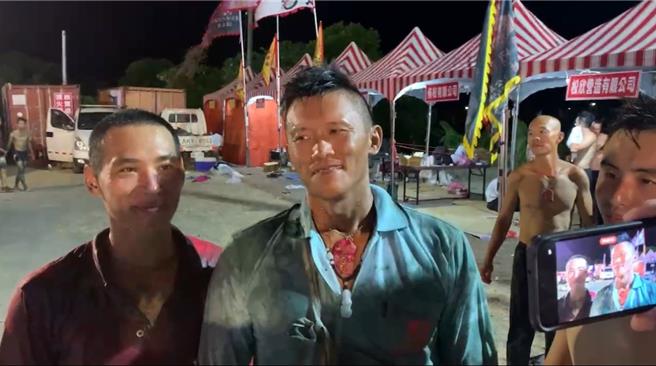 孤棚冠军由松欣营造有限公司队李东益（中）拿下。（吴佩蓉摄）