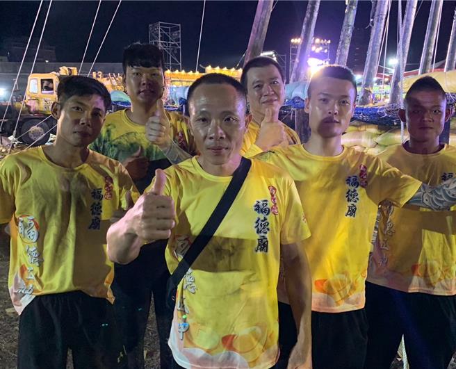 饭棚冠军则由乌石港福德庙队的林建良（左二）第三次获得。（吴佩蓉摄）