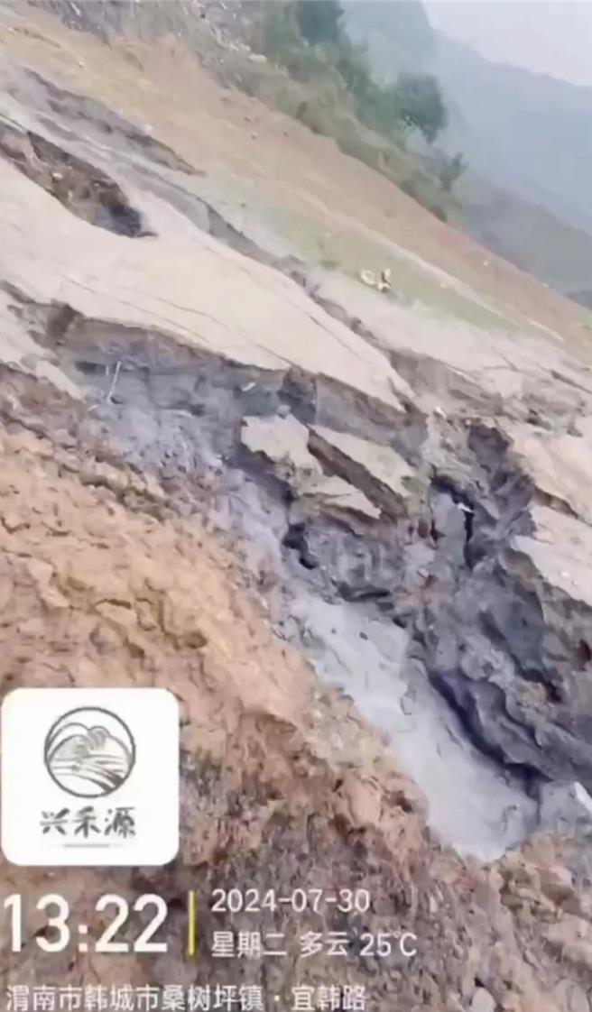 举报放任70万吨垃圾入黄河环保部门包庇，陆官方联合彻查。（大河报·豫视频）