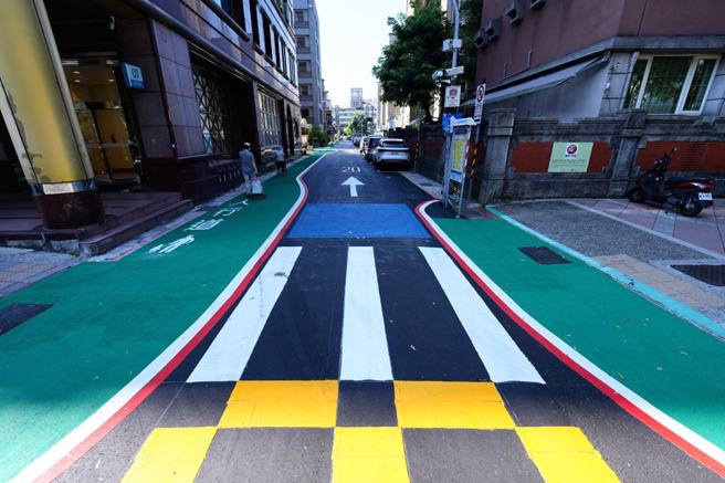 台北市大安区的龙泉街路面近日刚完成新的人行道铺设工程，但设计却让市民雾煞煞。（图／翻摄自臺北交通大家谈）