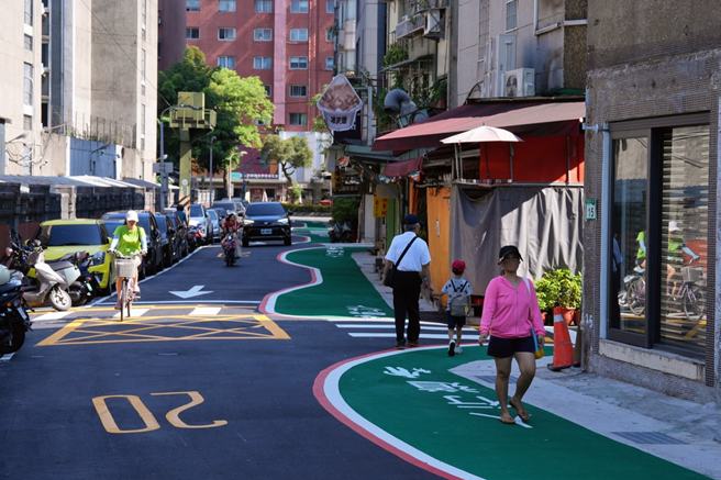 绿色波浪型的人行道，不少市民第一次见。（图／翻摄自臺北交通大家谈）