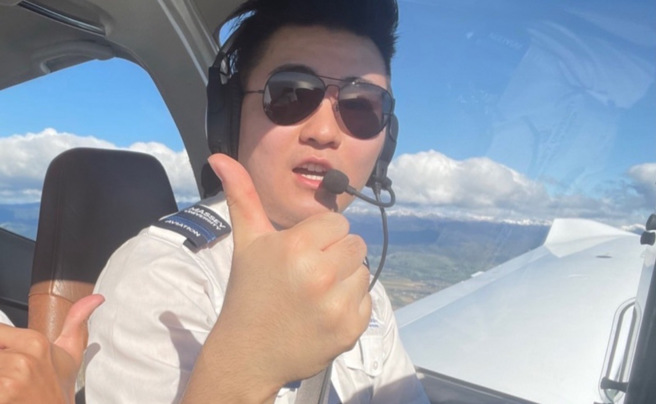 警察替代役许耀文去（2023）年底从纽西兰梅西大学航空机师系毕业，因为家庭的因素申请替代役，履行中华民国国民义务。（翻摄画面）