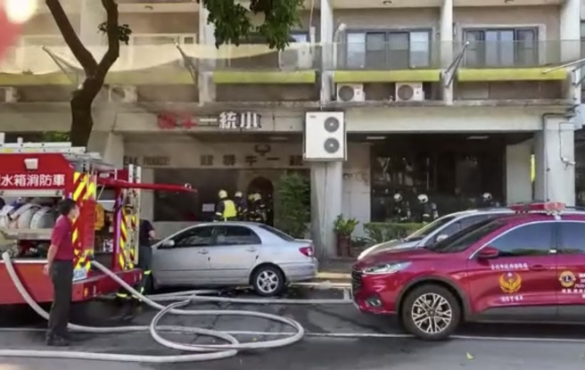 松山「小统一牛排馆」火警 ，警消到场后立刻破窗射水灌救。(戴志扬翻摄)