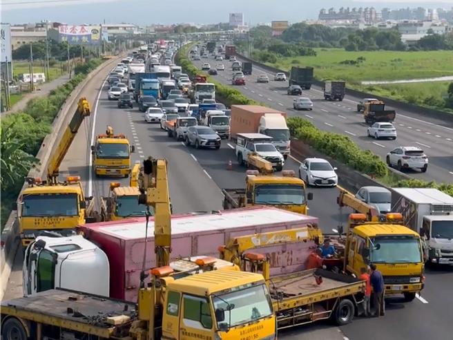 国道1号中山高速公路南向彰化路段，今天上午8点左右发生大货车翻覆事故，车流回堵约3公里。（民眾提供／孙英哲彰化传真）