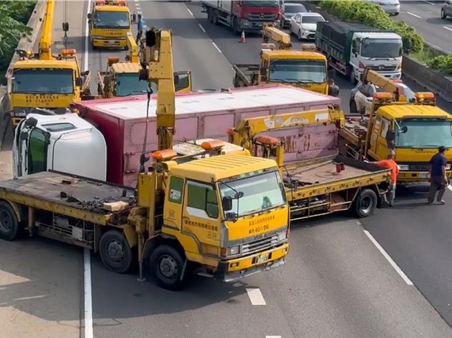 国道1号中山高速公路南向彰化路段，今天上午8点左右发生大货车翻覆事故，车流回堵约3公里。（民眾提供／孙英哲彰化传真）