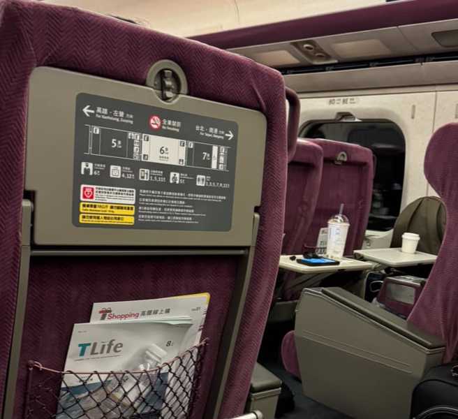 加護病房醫師陳志金在高鐵上看到年輕男子帶找不到位子的小孩，去正確的車廂，手機就放在桌上。（翻攝自陳志金臉書）