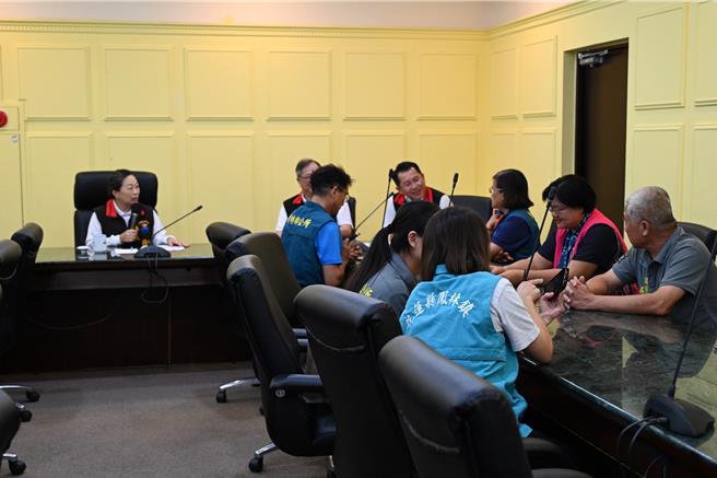 花莲县政府震后提振内需经济活动，在县议会支持下，编列10亿经费发给县民3000元振兴券，县长徐榛蔚（左）2日特别与13乡镇市长讨论发放作业的流程。（花莲县政府提供／罗亦晽花莲传真）