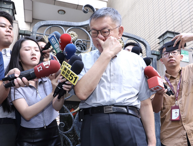 民眾党主席柯文哲（见图）因涉入京华城案遭声押，台北地方法院裁定无保请回，3日一早出门受访，再度强调自己坦荡荡，呼吁检调不要成为民进党的机器。（陈俊吉摄）