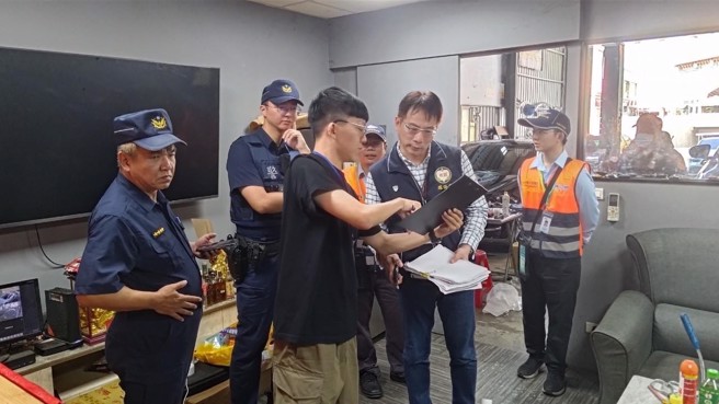 桃市环保局发挥柯南精神，追踪改装车足迹，稽查业者源头辅导改善。（翻摄画面）