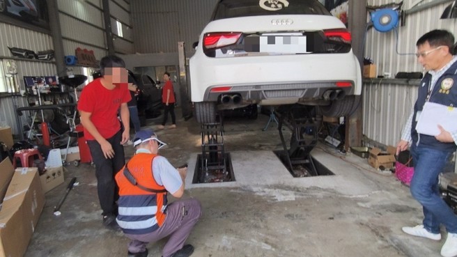 桃市环保局追踪改装车足迹，稽查业者源头辅导改善。（翻摄画面）