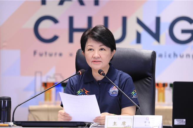 台中市长卢秀燕指出，中市府明年度总预算预计支出较今年多，其中捷运蓝线开工编列88亿多元。（林欣仪摄）