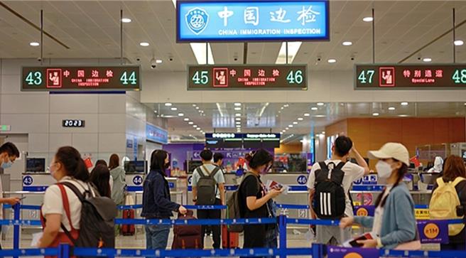 大陸國家移民管理局：今年暑期1.1億人次出入境。（新華社）