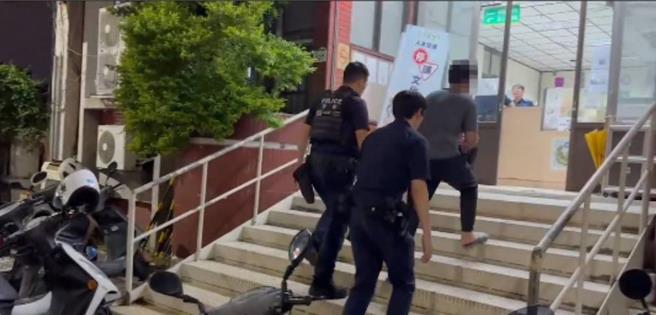 動手的男子遭警方帶回警局偵辦。（警方提供／任義宇高雄傳真）